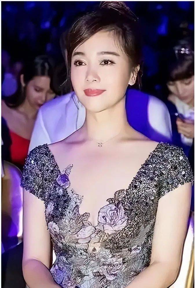 Zuo Xiaoqing (Zuo Xiaoqing swimsuit)